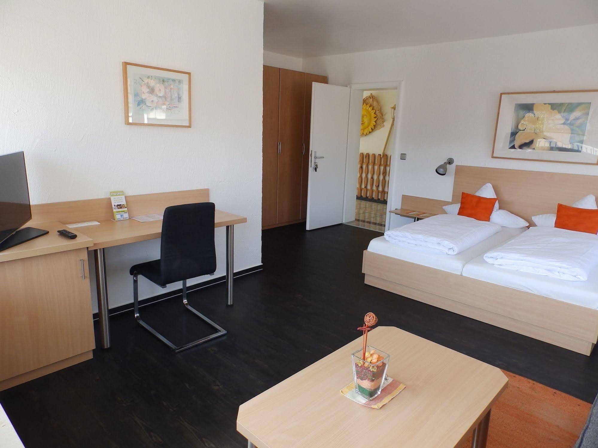 H41 Inn Hotel Garni Freiburg (Adults Only) กุนเดลฟิงเกน ภายนอก รูปภาพ