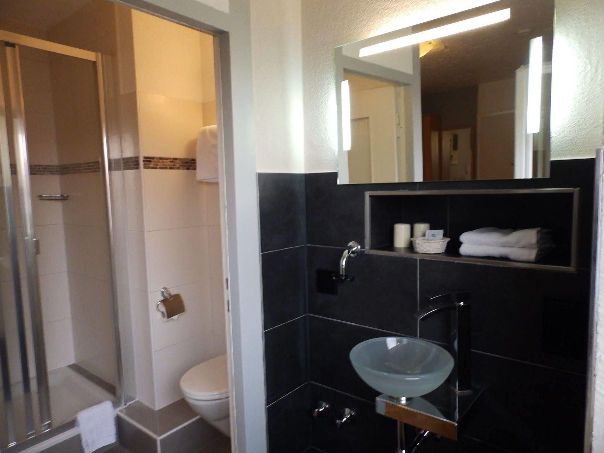 H41 Inn Hotel Garni Freiburg (Adults Only) กุนเดลฟิงเกน ภายนอก รูปภาพ