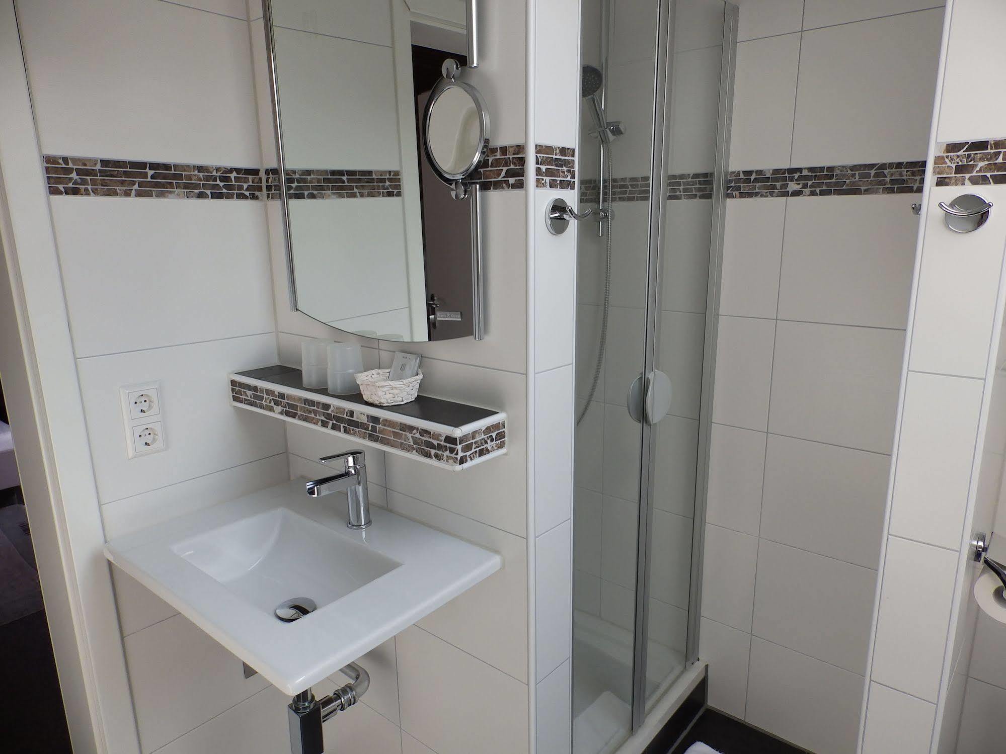 H41 Inn Hotel Garni Freiburg (Adults Only) กุนเดลฟิงเกน ภายนอก รูปภาพ