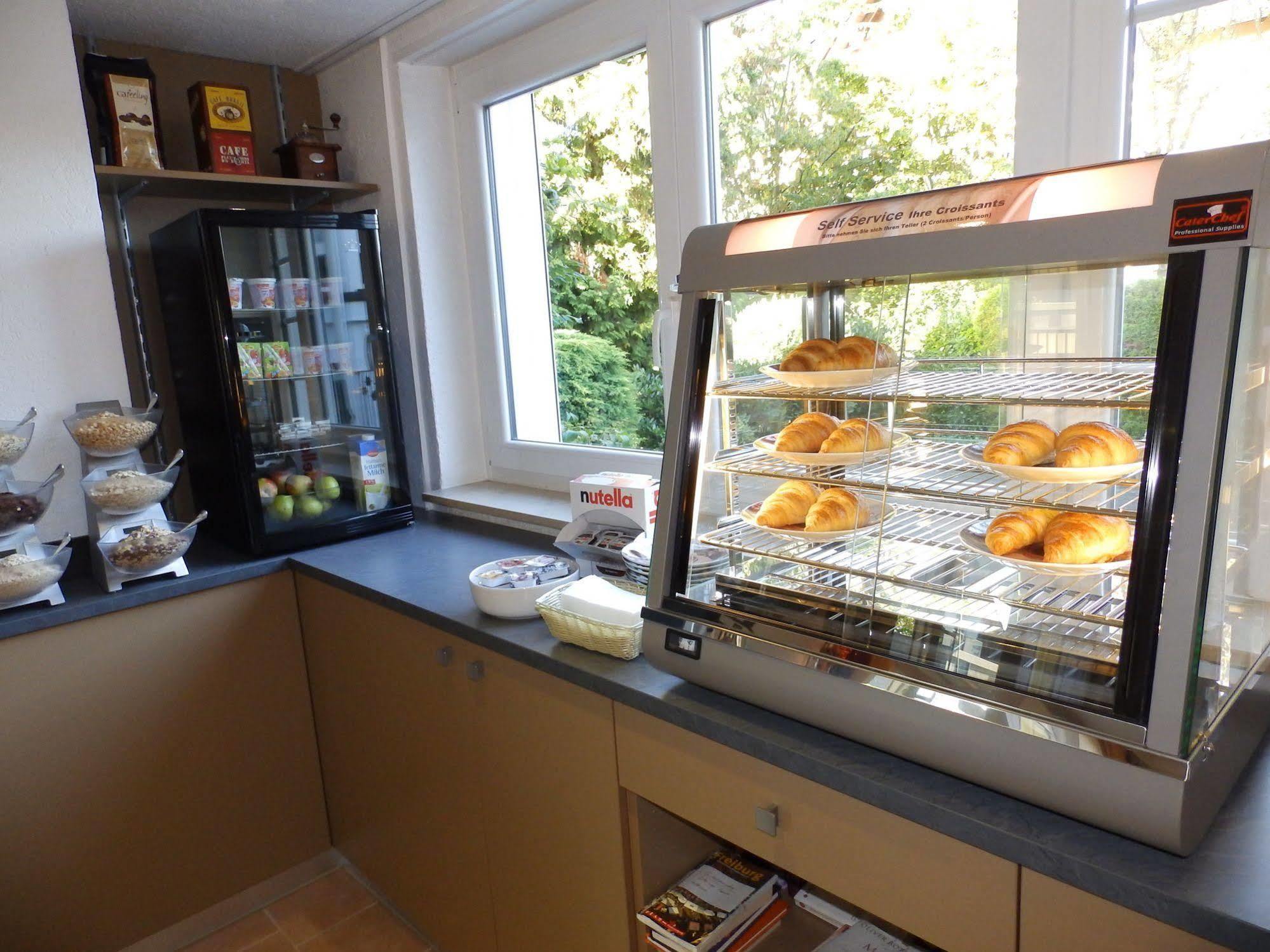 H41 Inn Hotel Garni Freiburg (Adults Only) กุนเดลฟิงเกน ภายนอก รูปภาพ