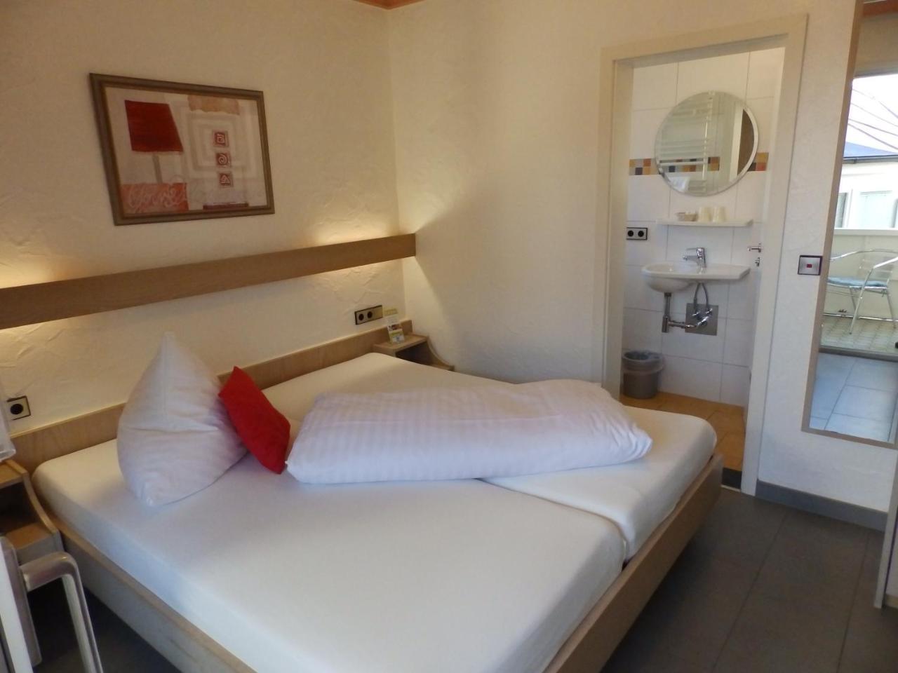 H41 Inn Hotel Garni Freiburg (Adults Only) กุนเดลฟิงเกน ภายนอก รูปภาพ